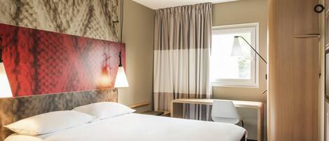 Hochwertige Bettwaren, Schreibtisch, Verdunkelungsvorhänge