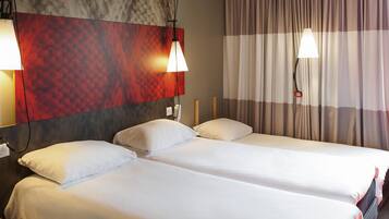 Roupas de cama premium, escrivaninha, cortinas blackout