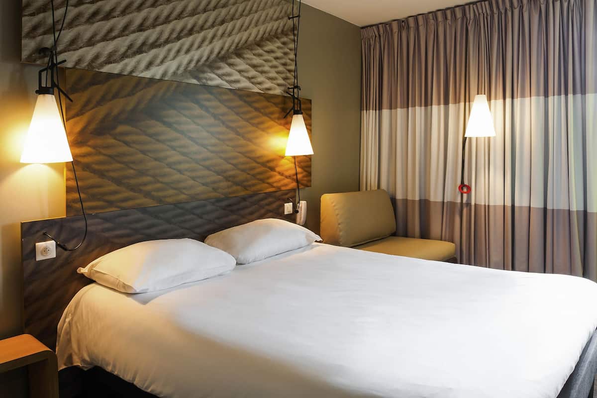 Roupas de cama premium, escrivaninha, cortinas blackout