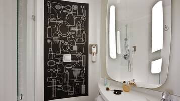 Een douche, milieuvriendelijk toiletgerief, een haardroger, handdoeken