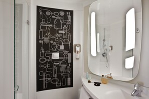 Shower, eco-friendly toiletries, hair dryer, towels - ibis Paris Défense Courbevoie (Courbevoie)