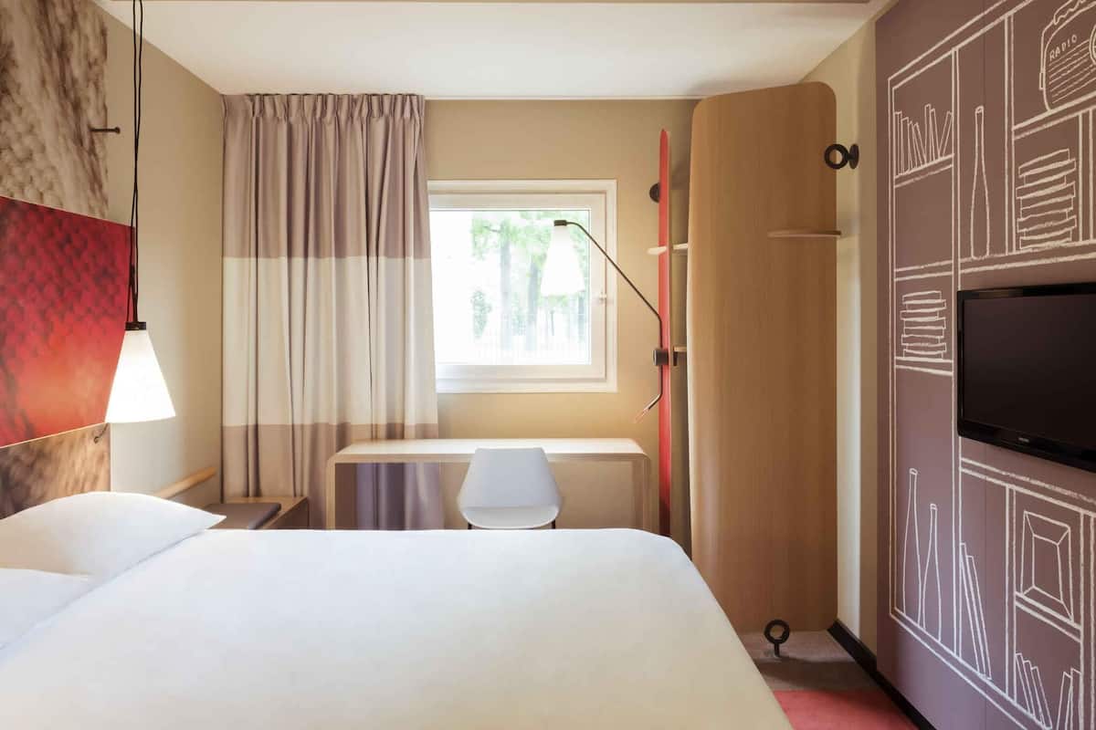 Sängtillbehör av högsta kvalitet, skrivbord och mörkläggningsgardiner