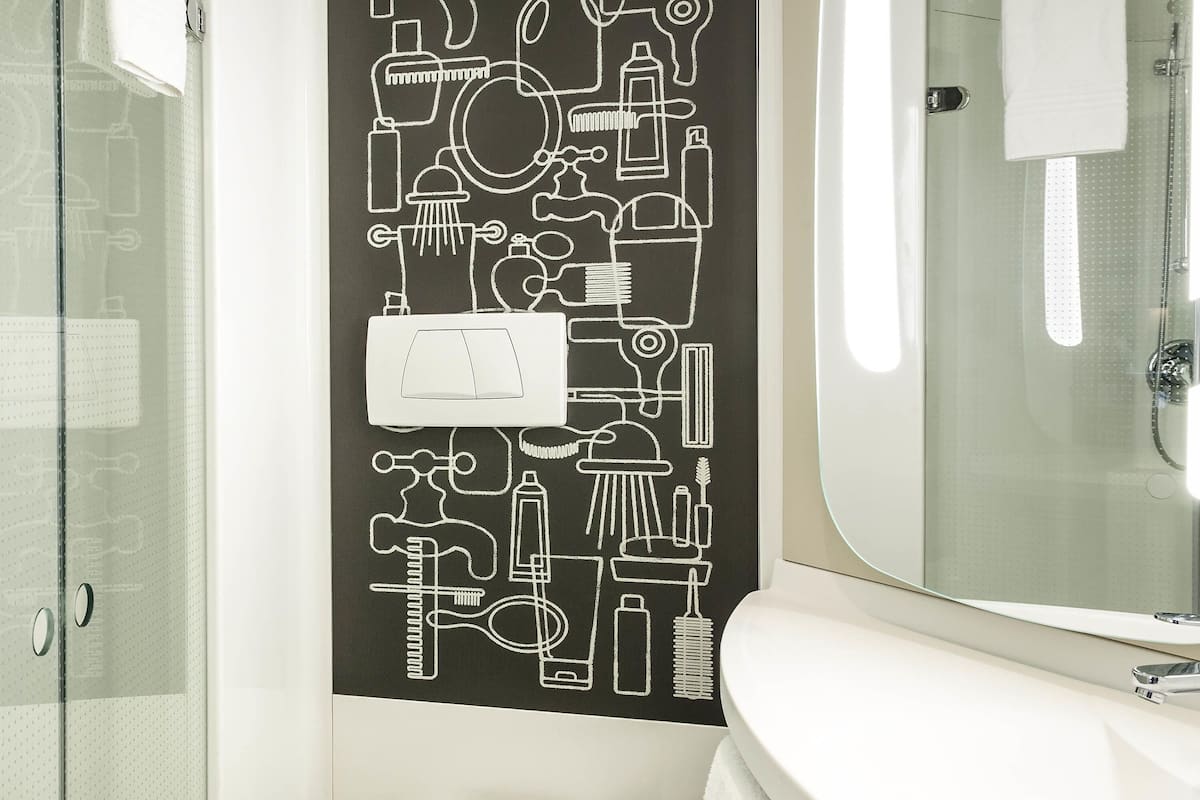 Literie de qualité supérieure, bureau, rideaux occultants