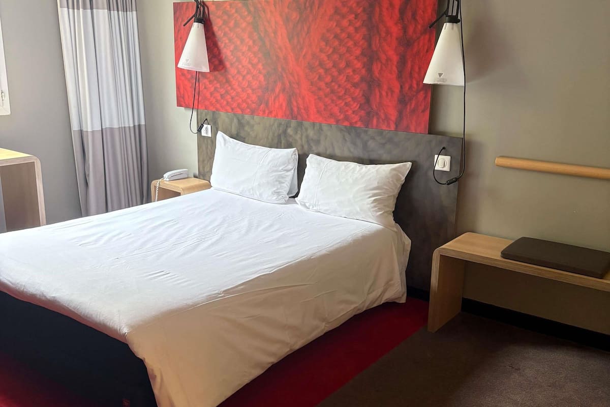 Quarto standard, 1 cama de casal, acessível | Roupas de cama premium, escrivaninha, cortinas blackout