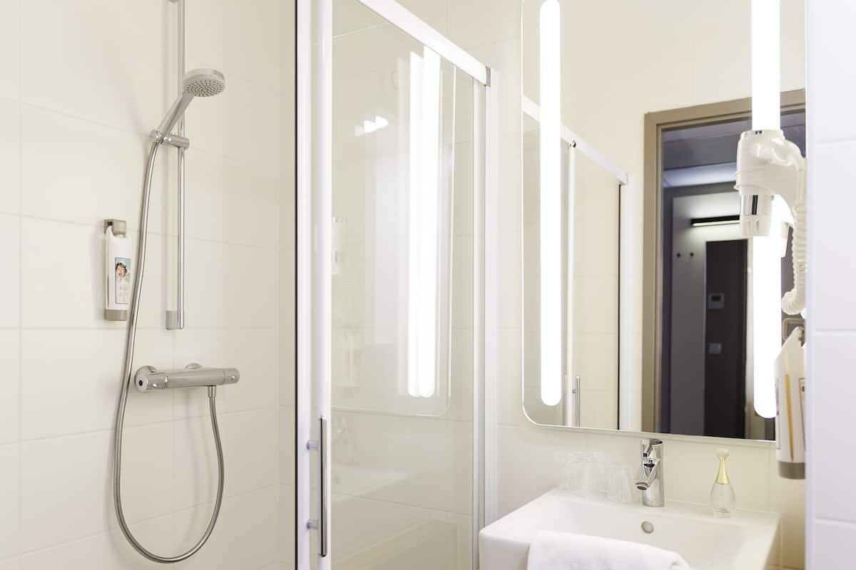 Articles de toilette écologiques, séchoir à cheveux, serviettes fournies