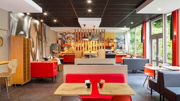 Petit déjeuner buffet (12.9 EUR par personne)