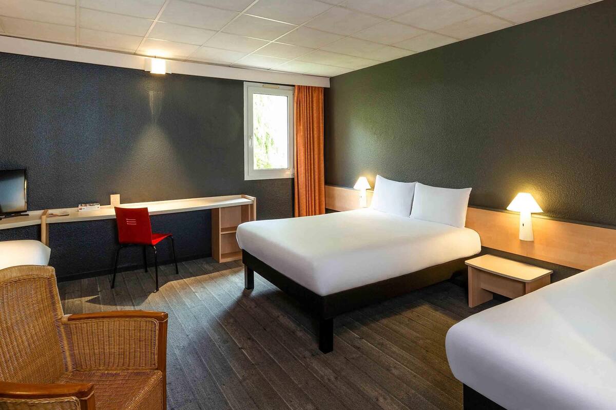 Habitación, varias camas | Ropa de cama de alta calidad y colchones con acolchado adicional
