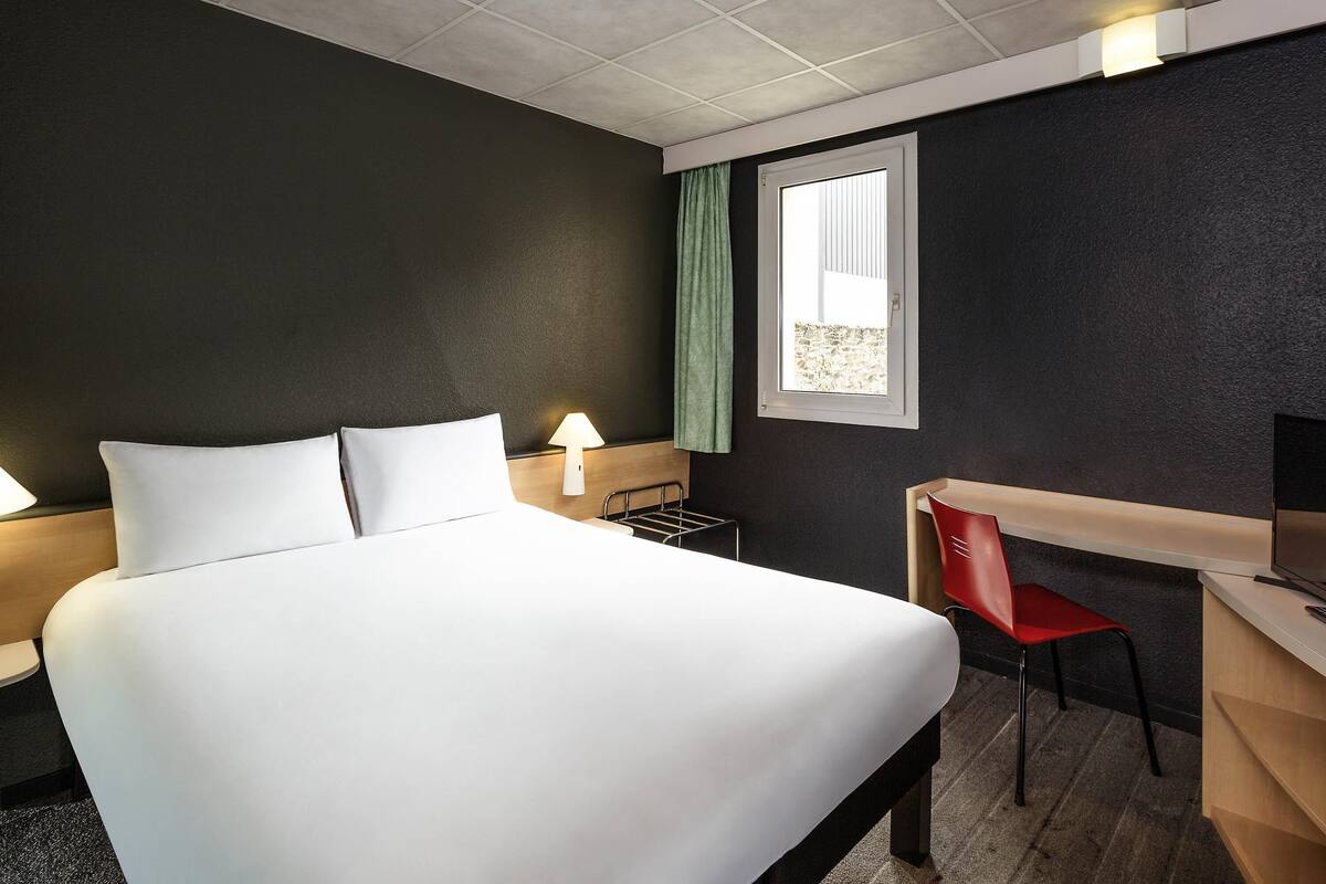 Habitación estándar, 1 cama doble | Ropa de cama de alta calidad y colchones con acolchado adicional