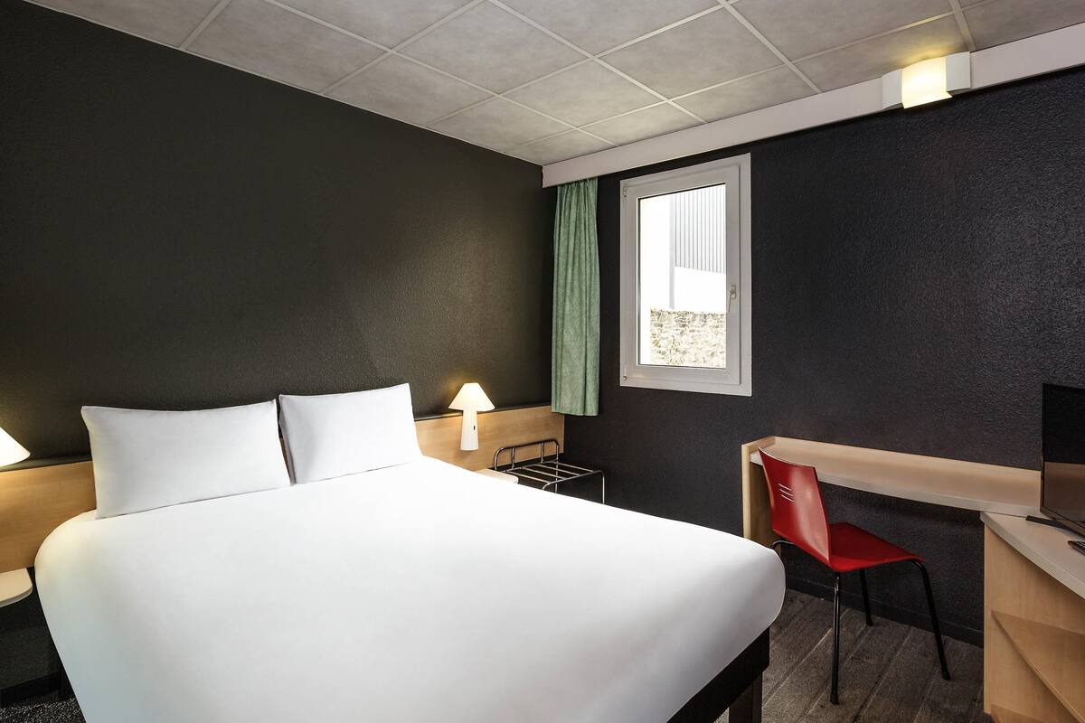 standard room, 1 double bed | premium bedding, pillow-top beds, desk, blackout curtains