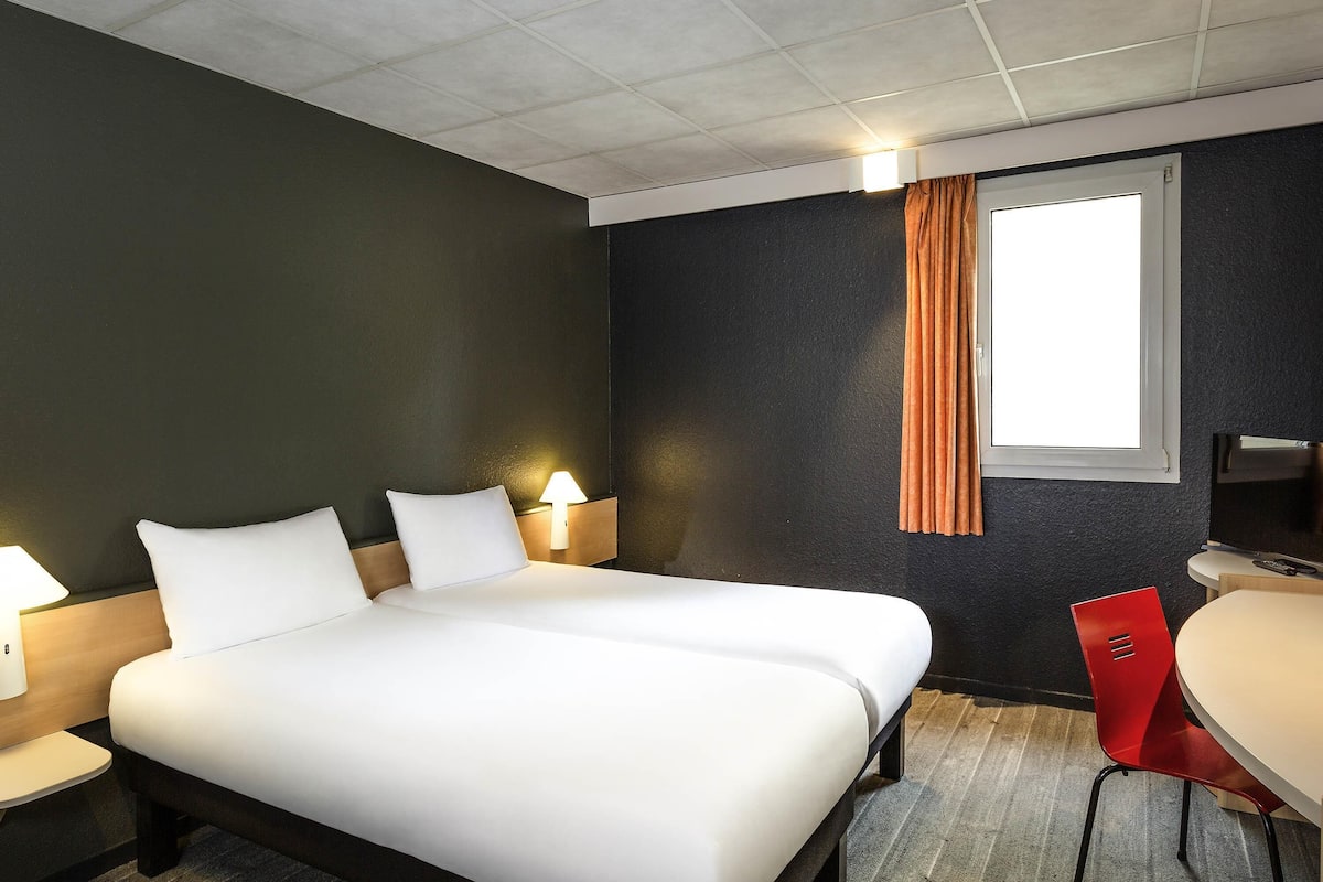 standard room, 1 double bed | premium bedding, pillow-top beds, desk, blackout curtains