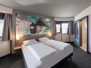 Premium bedding, desk, soundproofing, free WiFi