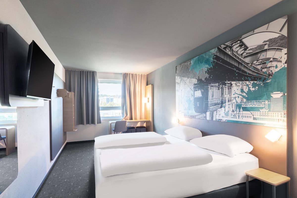 Premium bedding, desk, soundproofing, free WiFi