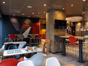 Petit déjeuner buffet (13.9 EUR par personne)