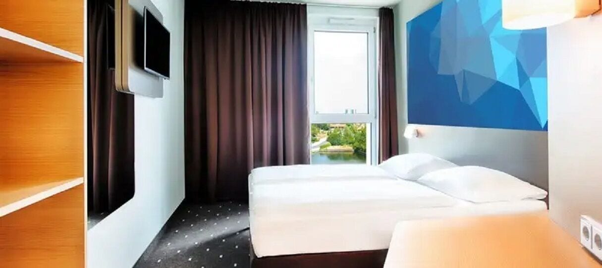 Premium bedding, desk, soundproofing, free WiFi