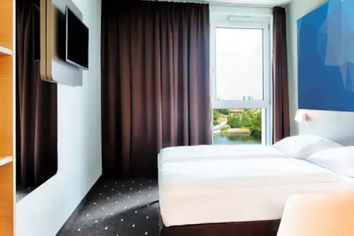 Hochwertige Bettwaren, Schreibtisch, schallisolierte Zimmer