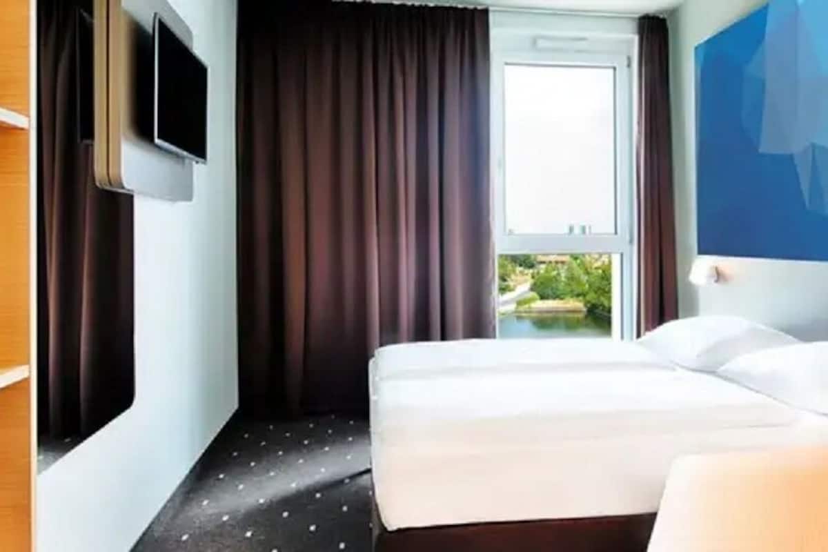 Premium bedding, desk, soundproofing, WiFi (free)