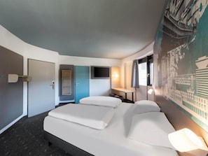Premium bedding, desk, soundproofing, free WiFi