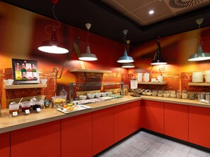 Tägliches Frühstücksbuffet (13.9 EUR pro Person)