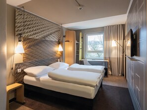 Premium bedding, desk, soundproofing, free WiFi