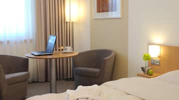 Hypo-allergenic bedding, in-room safe, individually decorated, desk