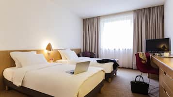 Hypo-allergenic bedding, in-room safe, individually decorated, desk