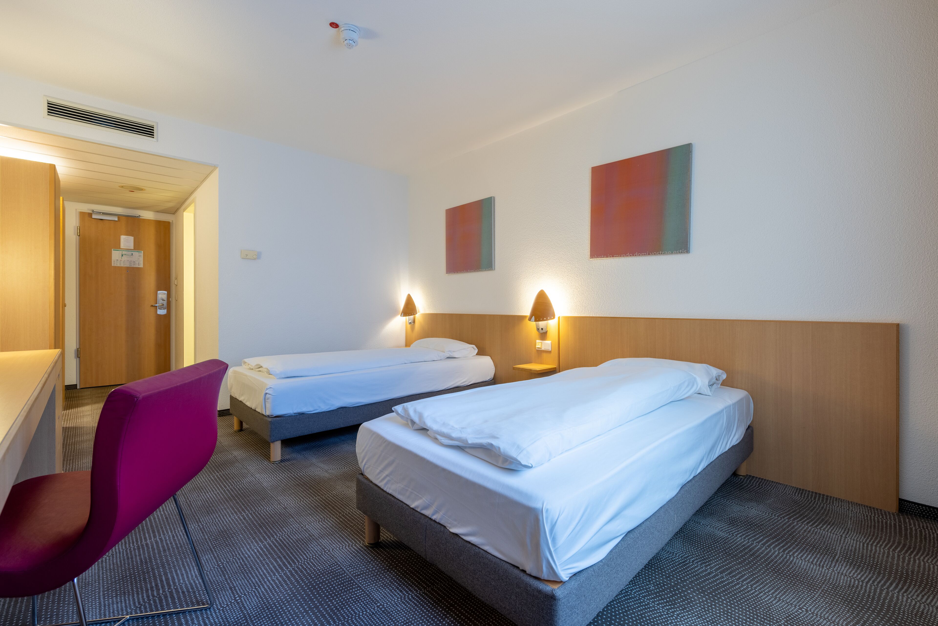 standard twin room, 2 single beds | hypo-allergenic bedding, in-room safe, individually decorated, desk