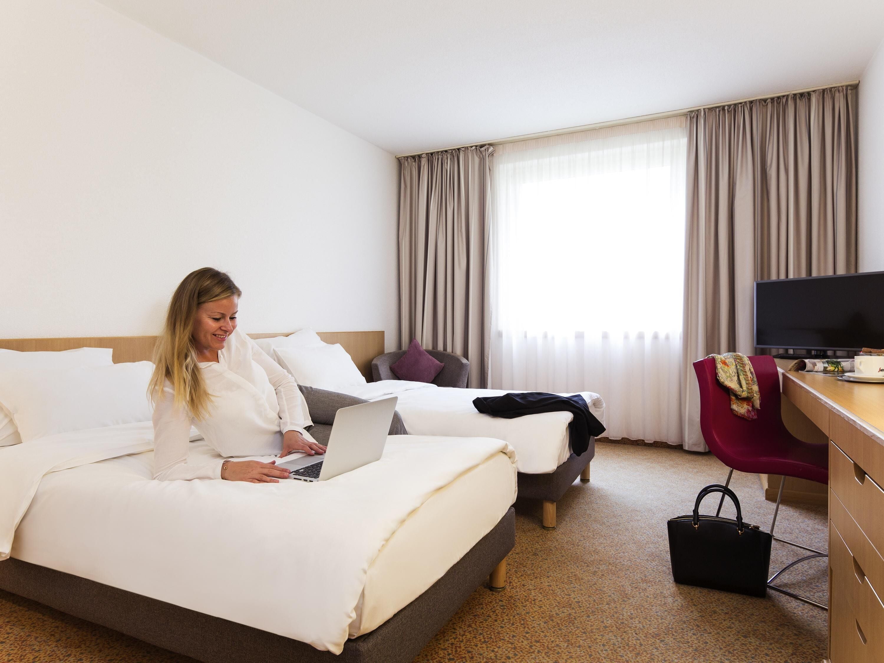 低刺激性寝具、セーフティボックス (室内)、客室ごとに異なる装飾、デスク