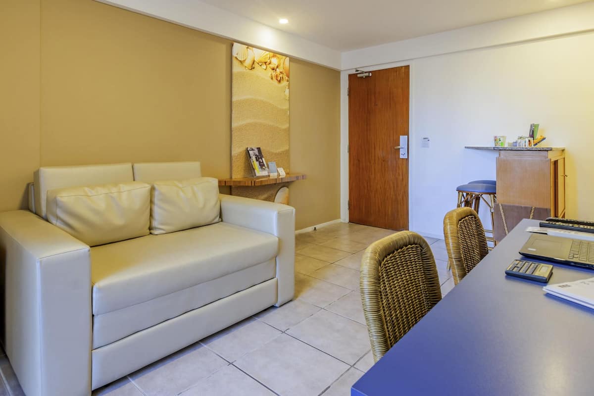 Habitació estàndard, diversos llits (Twin) | Minibar, caixa forta a l'habitació, mobiliari individual i escriptori