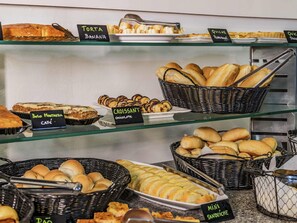 Colazione completa, servita tutte le mattine (55 BRL a persona) 