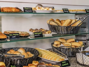 Colazione completa, servita tutte le mattine (55 BRL a persona)