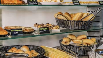 Sarapan lengkap setiap hari (BRL 55 per orang)