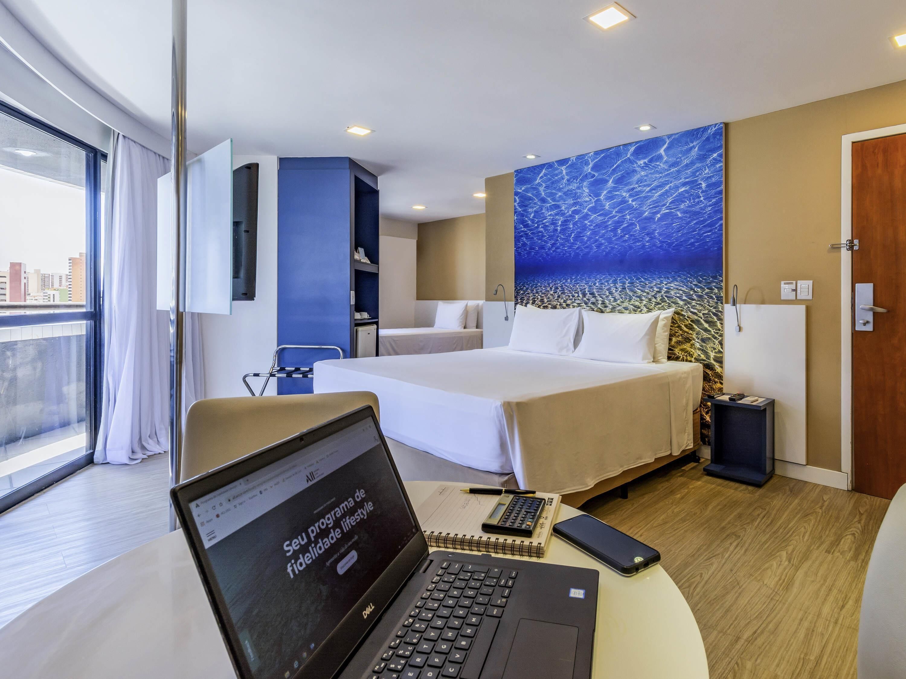 Suite, balcone | Minibar, con arredamento individuale, una scrivania, tende oscuranti