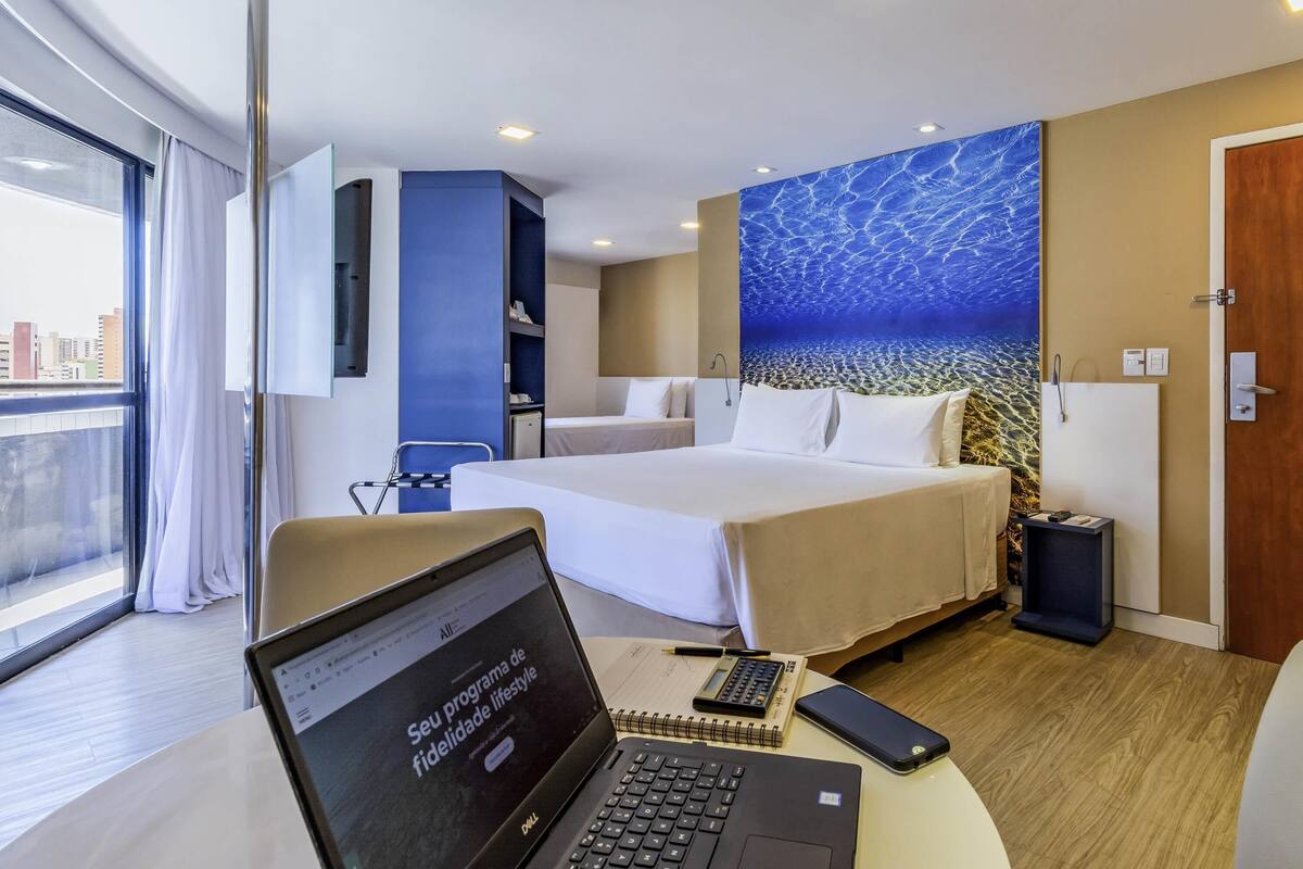Suite, balkong | Minibar, skrivebord, blendingsgardiner og strykejern/-brett