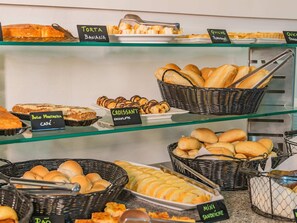 Petit déjeuner complet (55 BRL par personne)