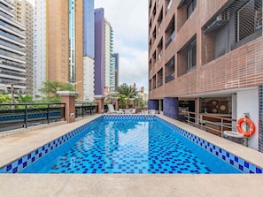 A rooftop swimming pool with blue tiles, surrounded by high-rise buildings. - Mercure Fortaleza Meireles Hotel (Fortaleza)