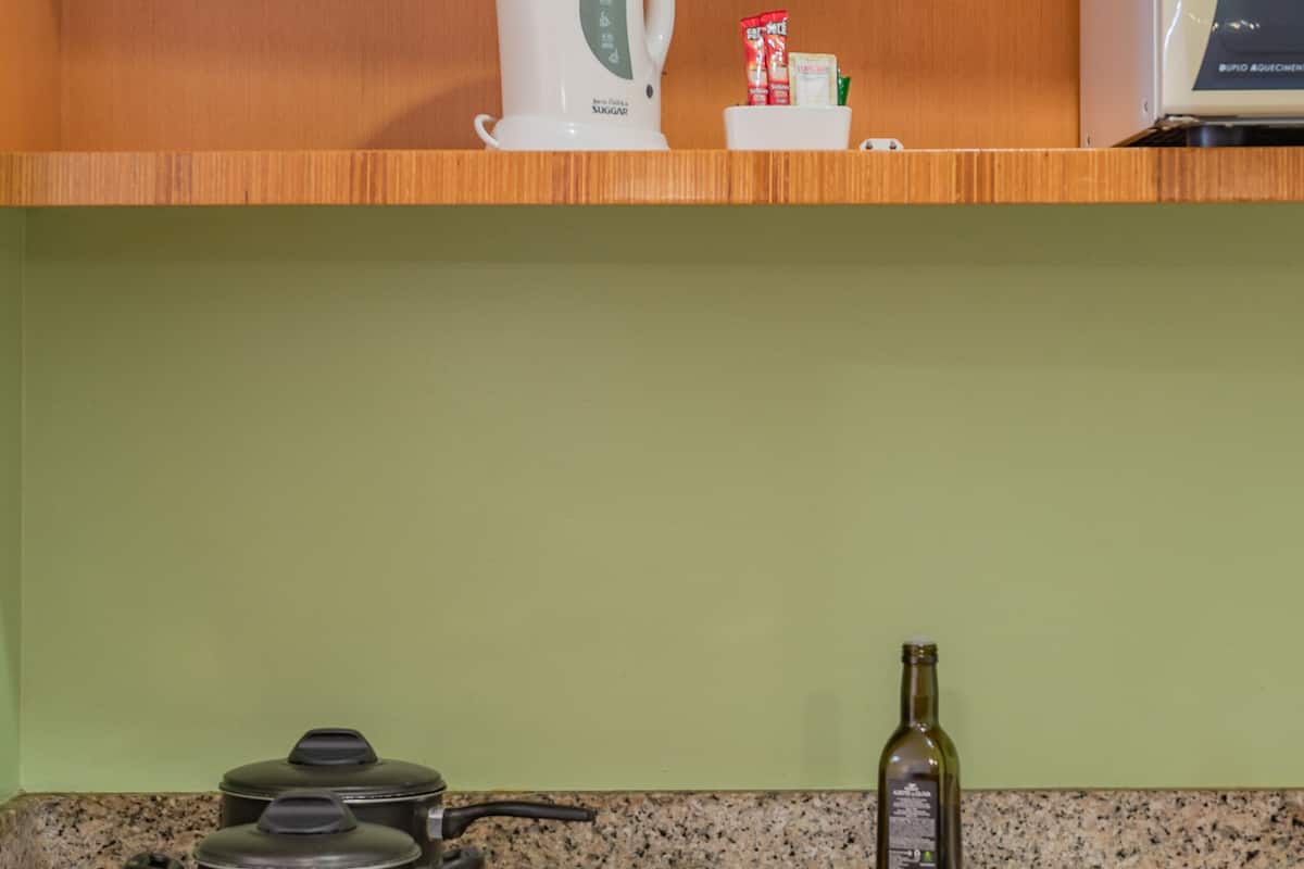 Minibar, pengeskab på værelset, individuel indretning, skrivebord