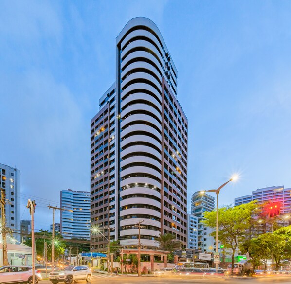 Front of property – evening/night - Mercure Fortaleza Meireles Hotel (Fortaleza)