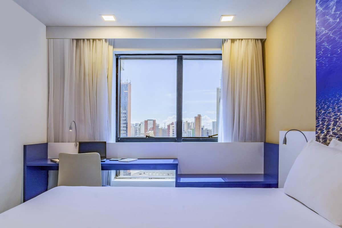 Superior-huone, 1 keskisuuri parisänky | Minibaari, tallelokero huoneessa, yksilöllisesti kalustettu, työpöytä