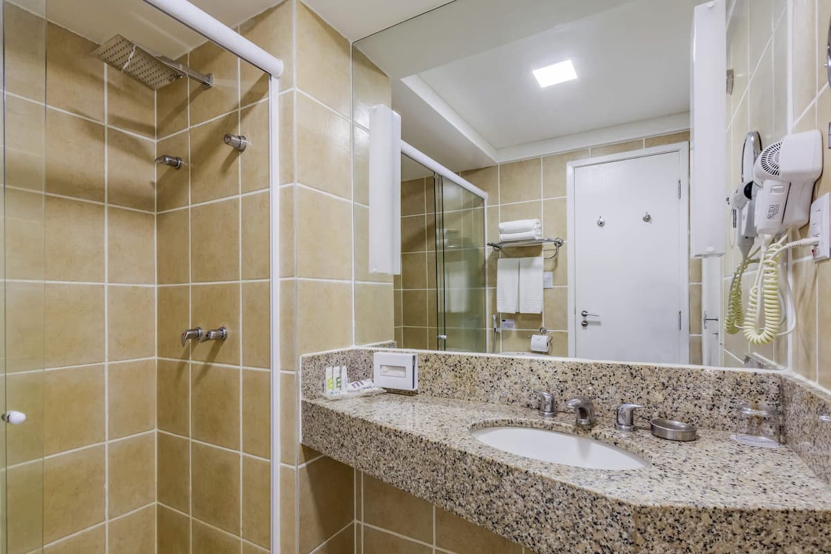 Habitació estàndard, 1 llit de matrimoni i sofà llit | Minibar, caixa forta a l'habitació, mobiliari individual i escriptori