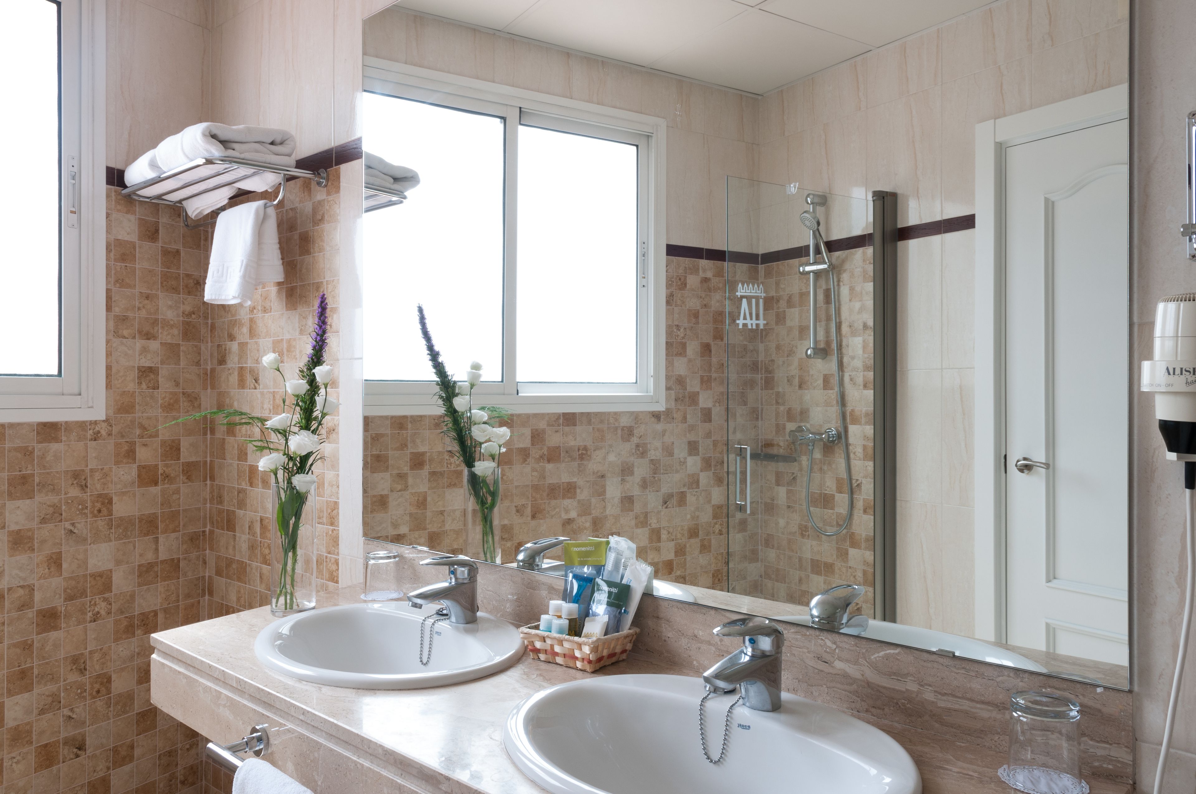 Comfort Double Room | Bathroom | Deep soaking tub, free toiletries, hair dryer, bidet
