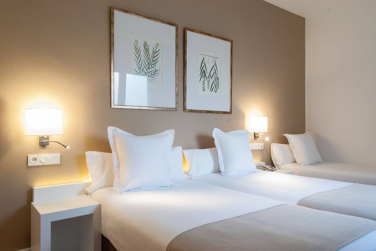 Premium bedding, desk, WiFi (free), bed sheets
