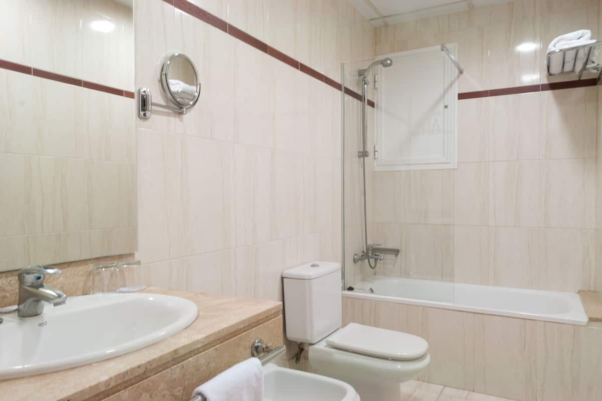 Derin küvet, ücretsiz banyo/kozmetik ürünleri, saç kurutma makinesi