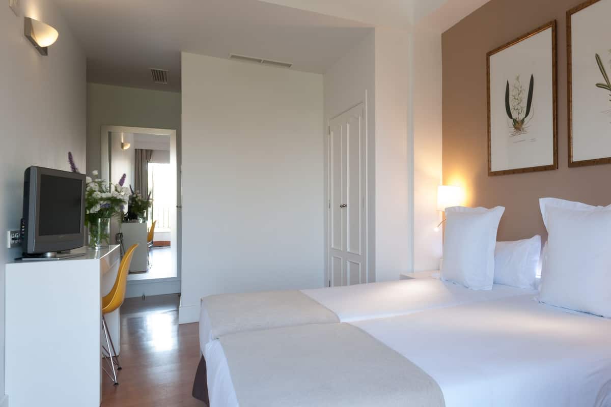 Kaliteli yatak takımı, masa, ücretsiz kablosuz İnternet, çarşaf takımı