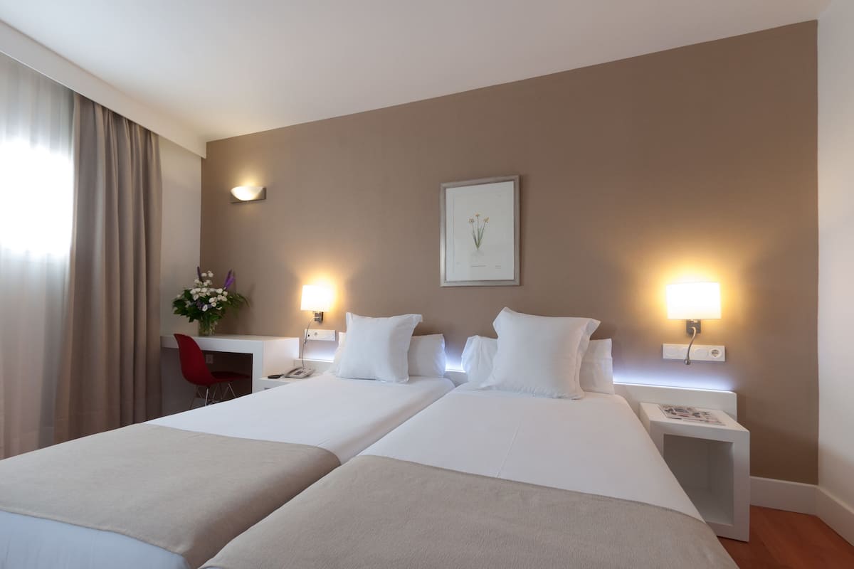 Comfort Tek Büyük Yataklı Oda | Kaliteli yatak takımı, masa, ücretsiz kablosuz İnternet, çarşaf takımı