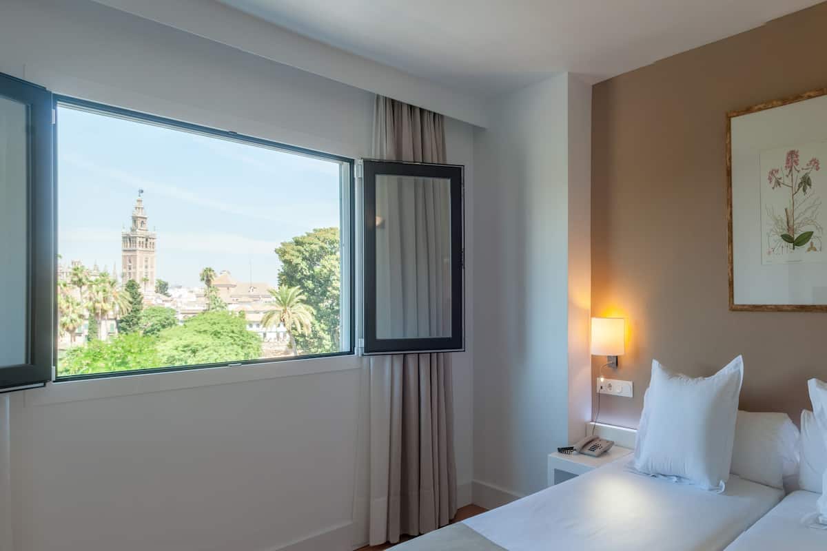 Comfort Tek Büyük Yataklı Oda | Kaliteli yatak takımı, masa, ücretsiz kablosuz İnternet, çarşaf takımı