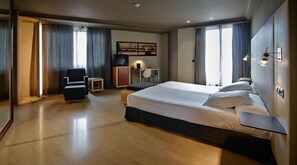 1 habitación, caja de seguridad en la habitación y escritorio 