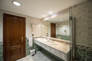 Bathtub, free toiletries, hair dryer, towels