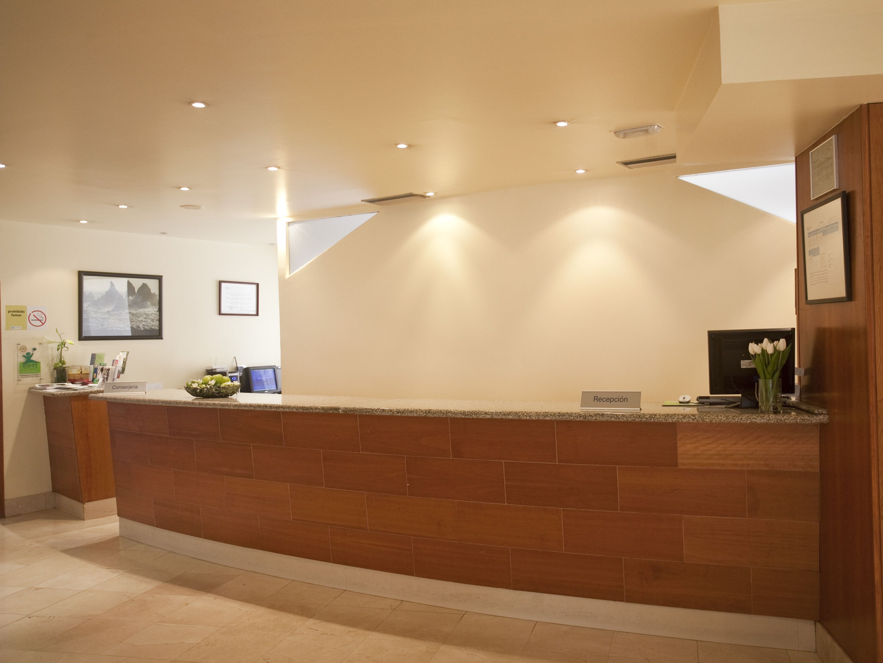 Mostrador para check-in y check-out
