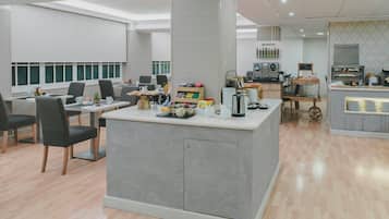 Daily full breakfast (EUR 14 per person)