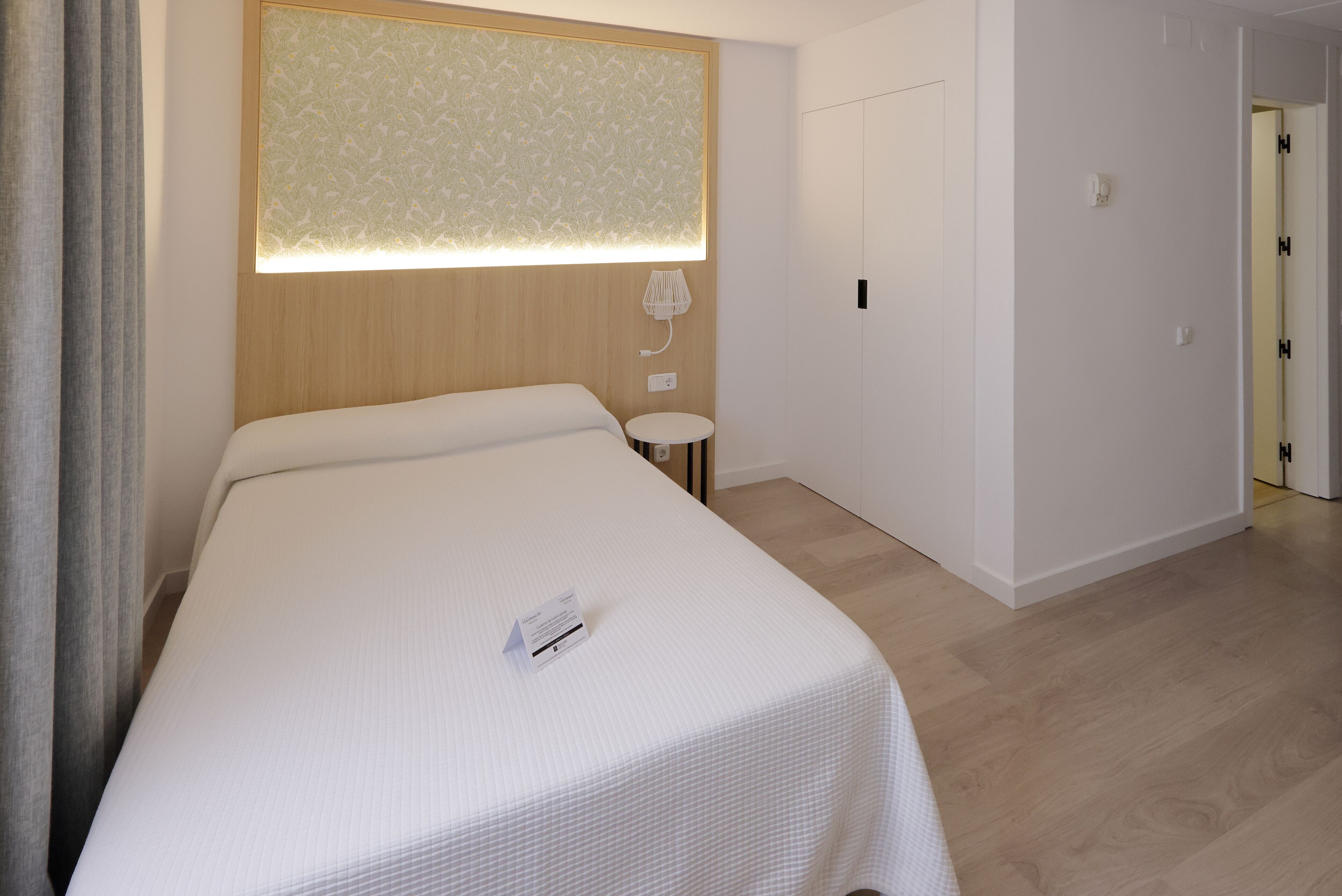 single room | minibar, in-room safe, desk, soundproofing